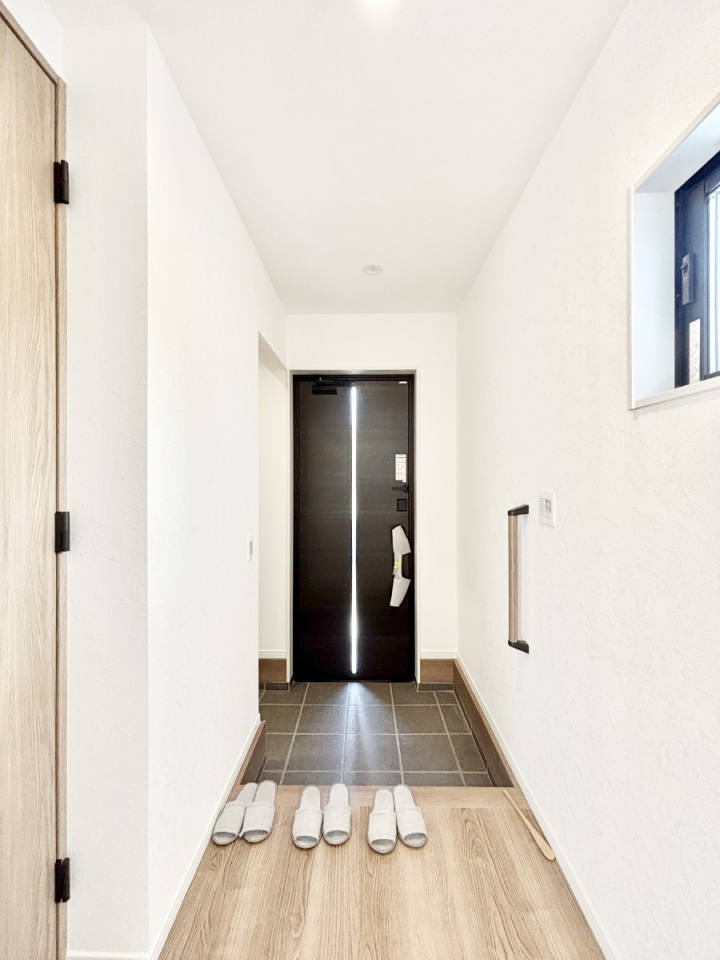 ���� �K���X�X���b�g�̓��������փh�A�������Ɍ���͂��Ă���܂�