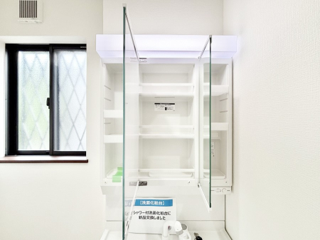 ���̑����� �O�ʋ��̗��ɁA���ϕi��q���p�i�Ȃǂ����[�\�B���ʑ����������ƕۂ��܂��I