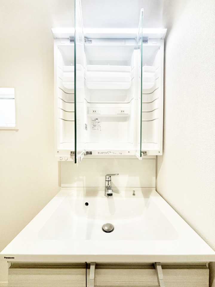 ���̑����� �O�ʋ��̗��ɁA���ϕi��q���p�i�Ȃǂ����[�\�B���ʑ����������ƕۂ��܂��I