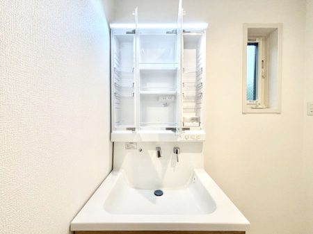 ���̑����� �O�ʋ��̗��ɁA���ϕi��q���p�i�Ȃǂ����[�\�B���ʑ����������ƕۂ��܂��I