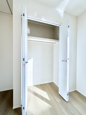 ���[ �m���̃N���[�[�b�g�B���s��������̂Ō���̈ߗނ�����������܂�܂��B