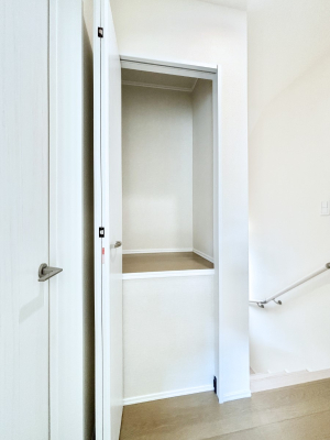 ���[ 2�K�L�����[�ɂ͓��p�i�̃X�g�b�N�Ȃǂ����[�ł��܂��B