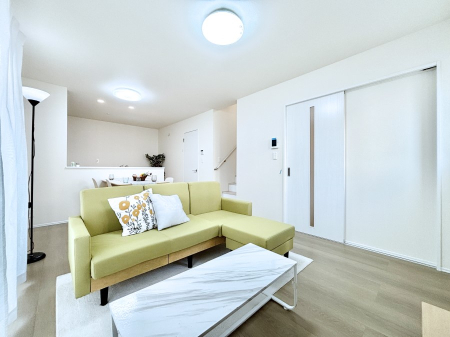 ���r���O �Ƒ��̘a�₩�ȉ�b���������Ă������B�J�����̂��郊�r���O�ł��B