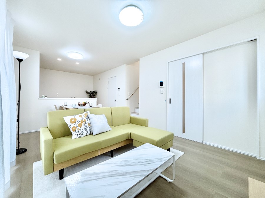 ���r���O �Ƒ��̘a�₩�ȉ�b���������Ă������B�J�����̂��郊�r���O�ł��B