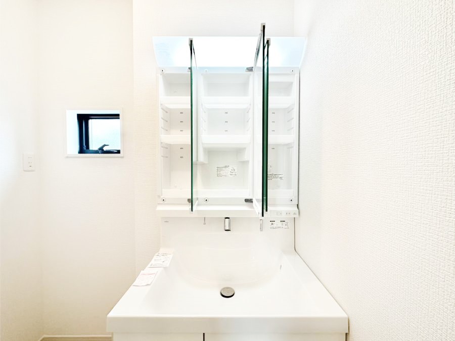 ���̑����� �O�ʋ��̗��ɁA���ϕi��q���p�i�Ȃǂ����[�\�B���ʑ����������ƕۂ��܂��I