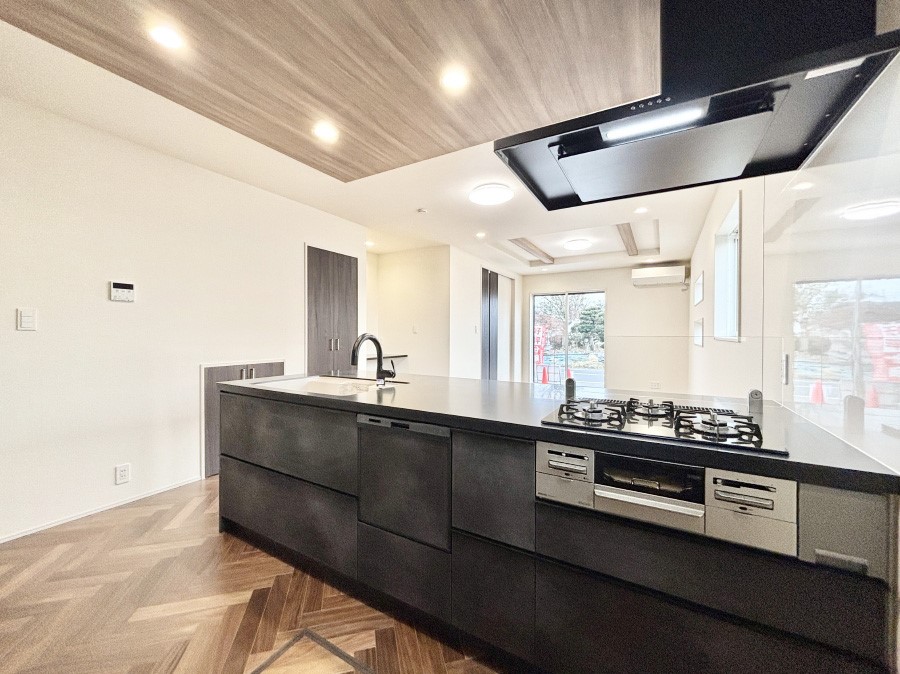 �L�b�`�� ���r���O�ŗV�Ԃ��q�l�������Ȃ��炨�������ł���ΖʃL�b�`��