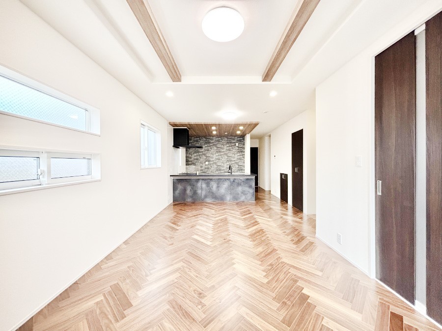 ���r���O ���邢�z���������A�����̕��͋C�ɖ�������郊�r���O�E�_�C�j���O�B 