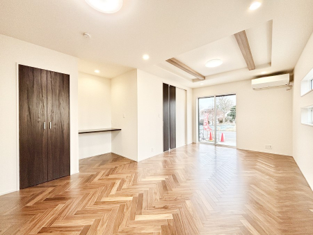 ���̑����� �܂�グ�V��͂͗��̓I�ȉ��s��������̂ŁA�V�䂪�L�������ĊJ���I�ȋ�Ԃ����o�ł��܂��B  