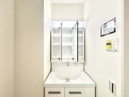 ���̑����� �O�ʋ��̗��ɁA���ϕi��q���p�i�Ȃǂ����[�\�B���ʑ����������ƕۂ��܂��I