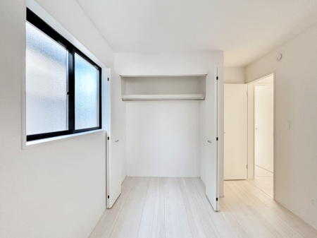 ���[ �m���̃N���[�[�b�g�B���s��������̂Ō���̈ߗނ�����������܂�܂��B