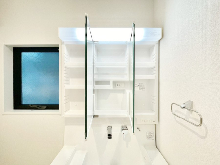 ���̑����� �O�ʋ��̗��ɁA���ϕi��q���p�i�Ȃǂ����[�\�B���ʑ����������ƕۂ��܂��I