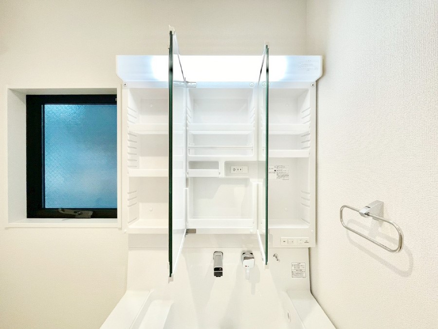 ���̑����� �O�ʋ��̗��ɁA���ϕi��q���p�i�Ȃǂ����[�\�B���ʑ����������ƕۂ��܂��I