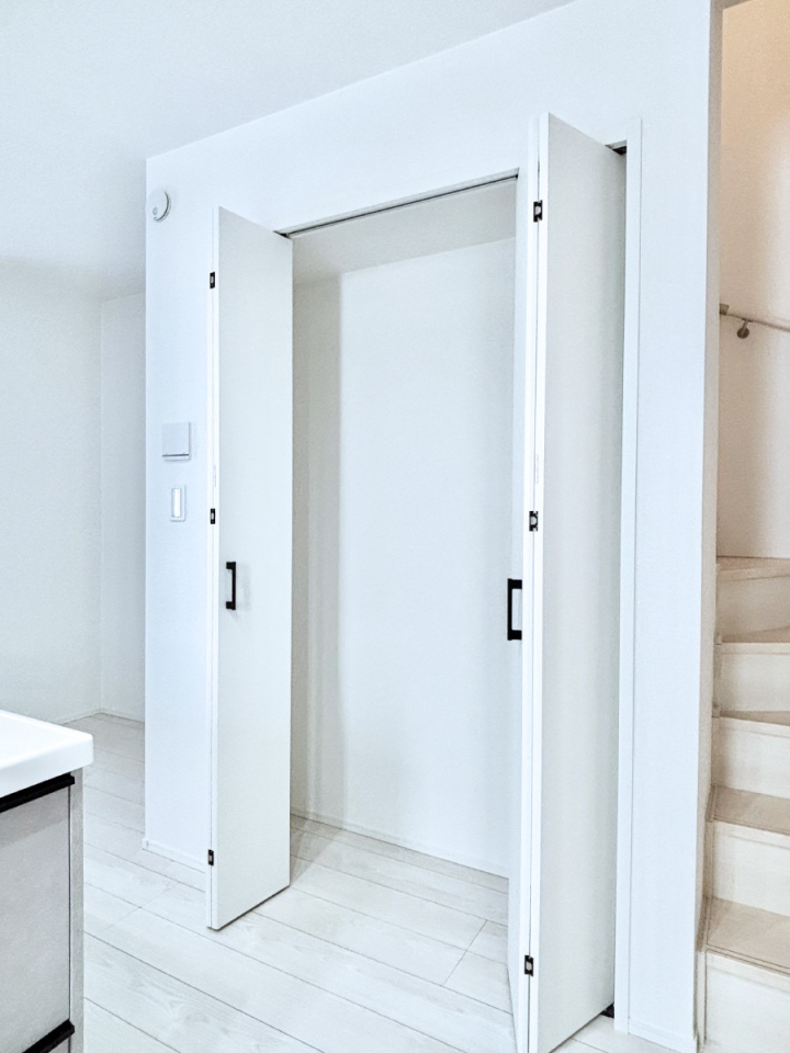 ���[ ���p�i��H�i�̃X�g�b�N�ȂǃX�b�L�����[�ł���p���g���[�t���ł��B