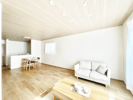 ���̑����� �Ƒ��̏Ί炪���R�Ɛ��܂�Ă���A����ȕ��͋C�̃_�C�j���O�Ɏd�オ���Ă��܂��B