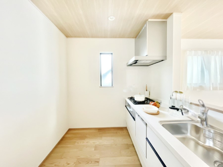 �L�b�`�� �u�₩�ȕ����ʂ蔲����L�b�`���B��������̂Ŗ��邭���C�ɂ��𗧂��܂��B