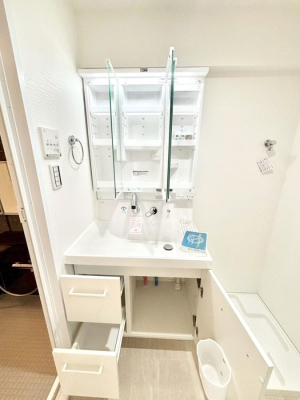 ���̑����� �O�ʋ��̗��ɁA���ϕi��q���p�i�Ȃǂ����[�\�B���ʑ����������ƕۂ��܂��I