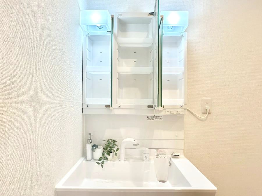 ���̑����� �O�ʋ��̗��ɁA���ϕi��q���p�i�Ȃǂ����[�\�B���ʑ����������ƕۂ��܂��I