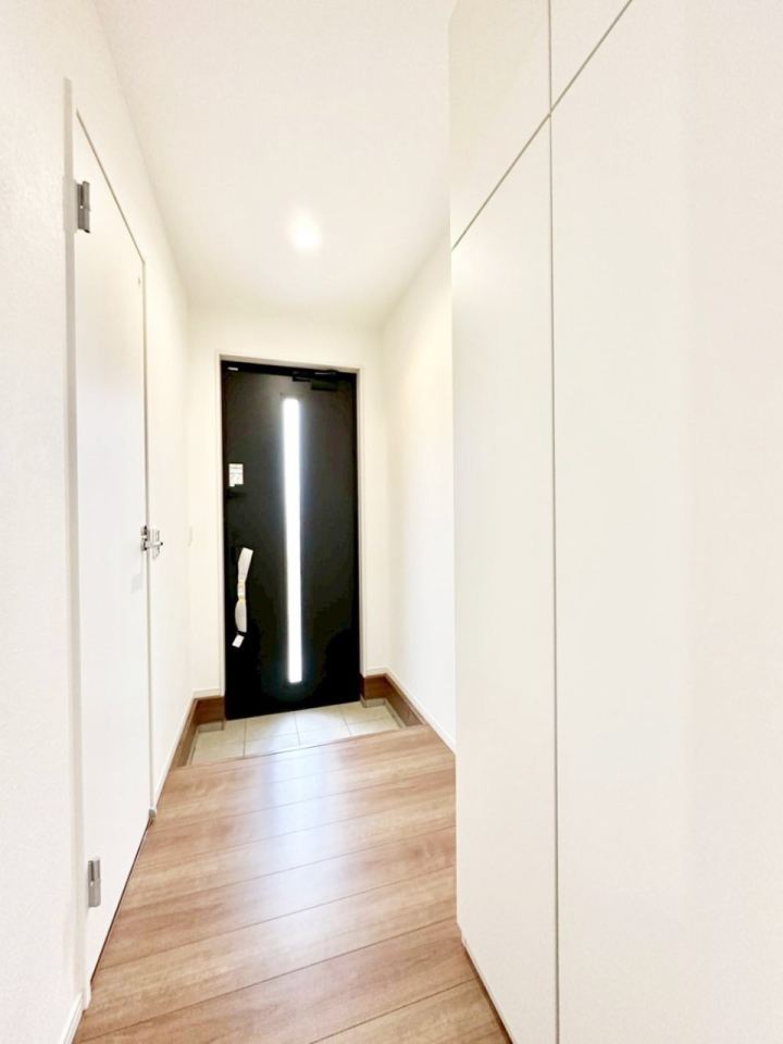 ���� �K���X�X���b�g�̓��������փh�A�������Ɍ���͂��Ă���܂�