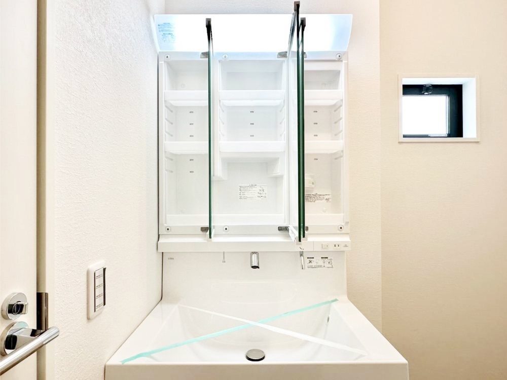 ���̑����� �O�ʋ��̗��ɁA���ϕi��q���p�i�Ȃǂ����[�\�B���ʑ����������ƕۂ��܂��I