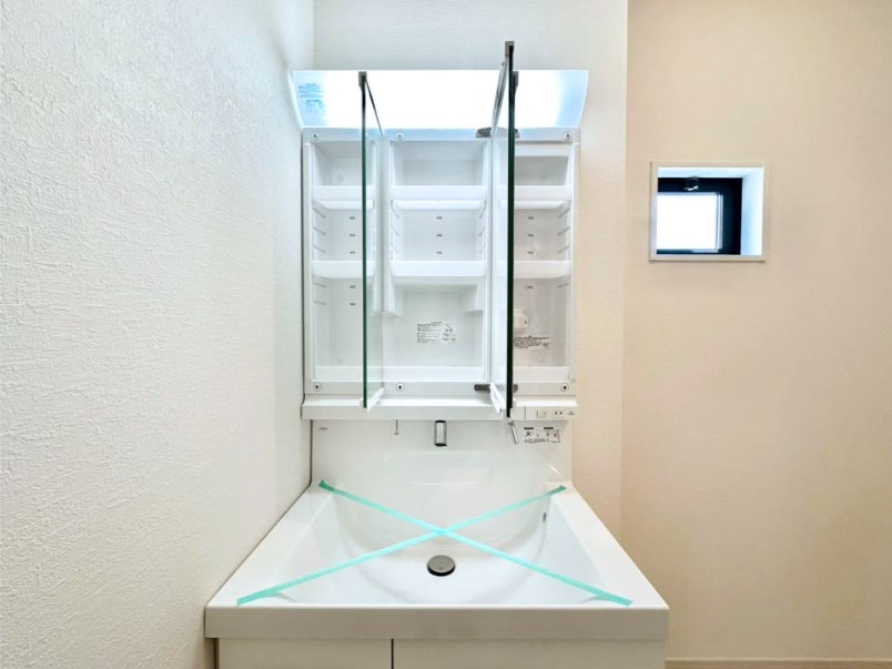 ���̑����� �O�ʋ��̗��ɁA���ϕi��q���p�i�Ȃǂ����[�\�B���ʑ����������ƕۂ��܂��I