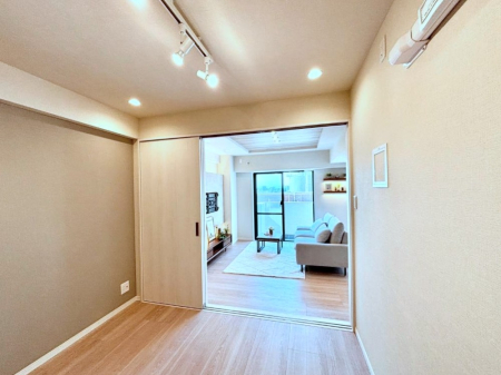 ���̑����� ���r���O�ɗאڂ����m���B�����˂��J������ƃ��r���O�ƌq����e���̋�Ԃɕϐg�I