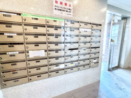 ���̑� �|�X�g�̓G���g�����X���ɂ���̂ŉJ�ɔG�ꂸ�X�ւ��󂯎��܂��ˁI