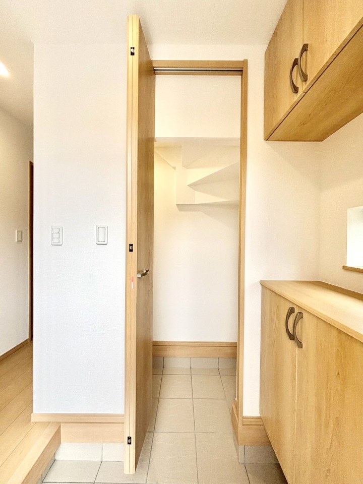 ���[ �V���[�Y�C���N���[�N�t���I�J���x�r�[�J�[���u���܂��B 