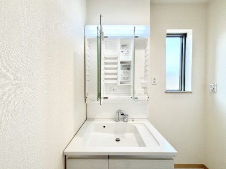 ���̑����� �O�ʋ��̗��ɁA���ϕi��q���p�i�Ȃǂ����[�\�B���ʑ����������ƕۂ��܂��I