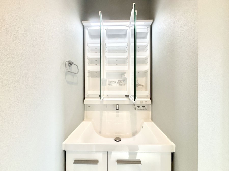 ���̑����� �O�ʋ��̗��ɁA���ϕi��q���p�i�Ȃǂ����[�\�B���ʑ����������ƕۂ��܂��I