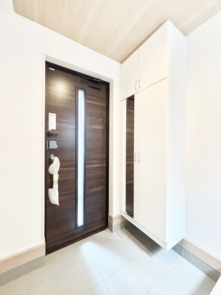 ���� �K���X�X���b�g�̓��������փh�A�������Ɍ���͂��Ă���܂�