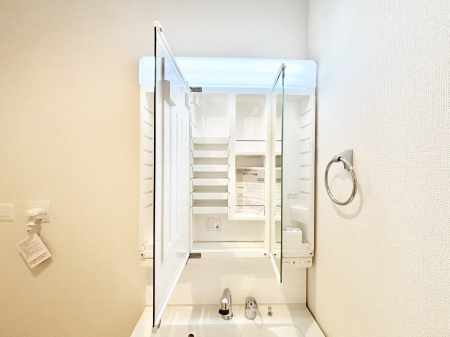 ���̑����� �O�ʋ��̗��ɁA���ϕi��q���p�i�Ȃǂ����[�\�B���ʑ����������ƕۂ��܂��I