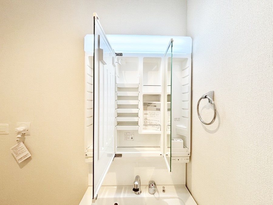 ���̑����� �O�ʋ��̗��ɁA���ϕi��q���p�i�Ȃǂ����[�\�B���ʑ����������ƕۂ��܂��I