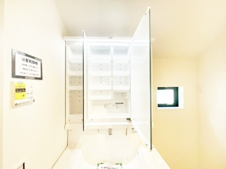 ���̑����� �O�ʋ��̗��ɁA���ϕi��q���p�i�Ȃǂ����[�\�B���ʑ����������ƕۂ��܂��I